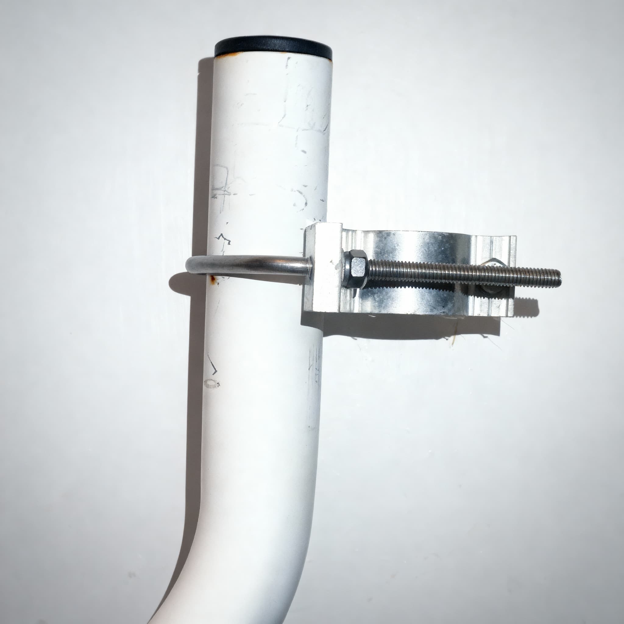 Antenna mount attached level to the mast